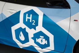„Toyota“ demonstruoja eksperimentinį vandeniliu varomą „GR Yaris“