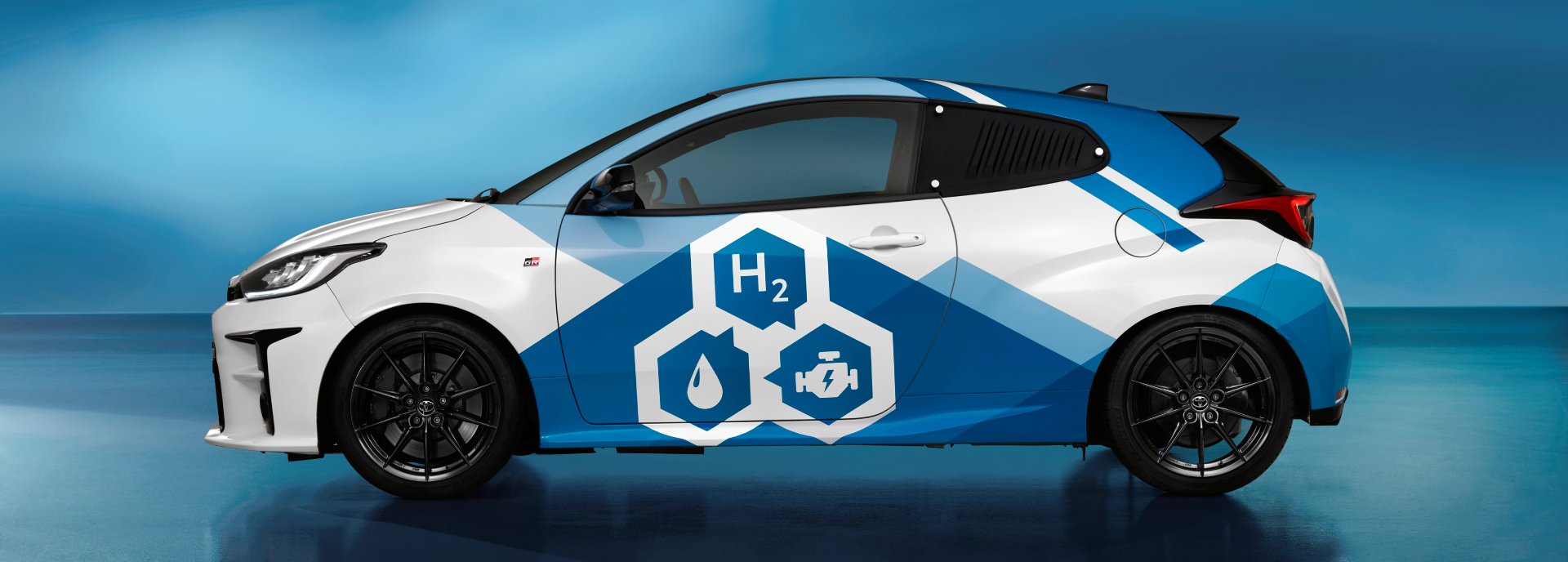 „Toyota“ demonstruoja eksperimentinį vandeniliu varomą „GR Yaris“
